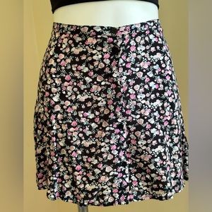 H & M Divide Black & Pink Floral  Print Mini Skirt SZ 8  2 Black Button …